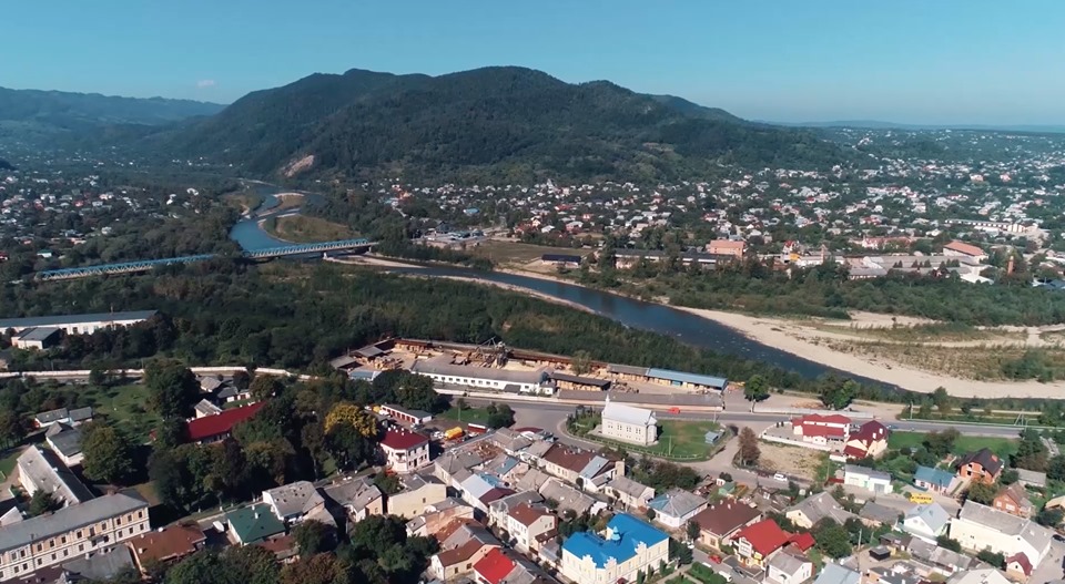 'Завжди готовий підкласти плече': Іван Рибак вшанував Вижницю і вижничан з нагоди Дня міста і фестивалю народної творчості «Калинові обереги» в Іспасі