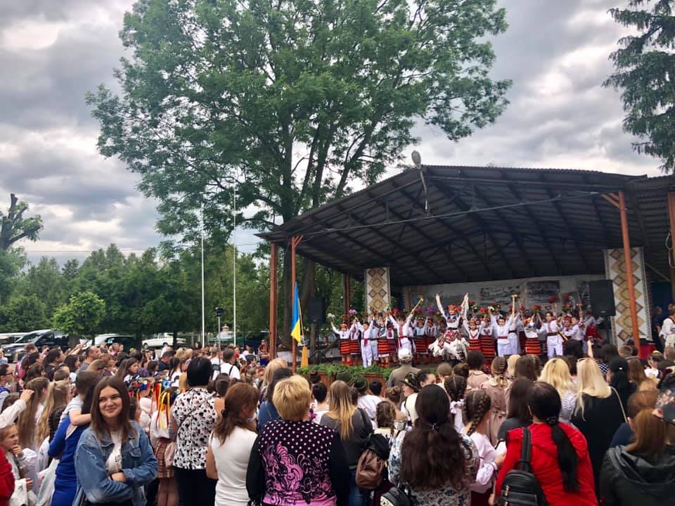 Дружня атмосфера та радісний сміх панували у Вашківцях і Сторожинці з нагоди дитячого свята і Дня міста