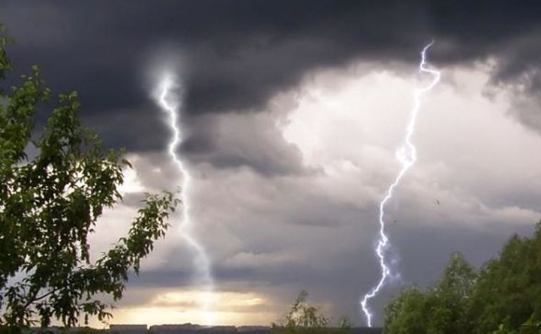 Вже за кілька годин Буковину накриє сильний шторм з грозою і градом, а вода у річках значно підніметься