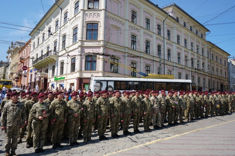 Повернулися з російсько-української війни: Чернівці урочисто зустріли десантників 80-ї бригади – фото