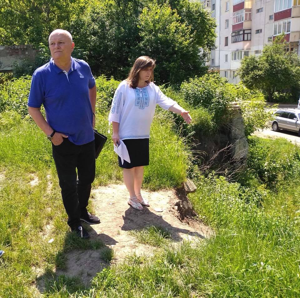 Федорук продовжує допомагати чернівчанам: підпірну  стінку біля стадіону  політехнічного коледжу відремонтують за кошти виклопотаної ним субвенції 