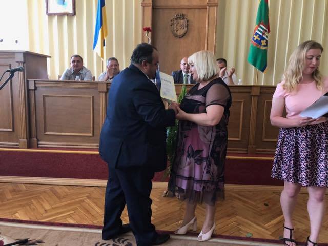 Григорій Тіміш завітав на урочистості з нагоди Дня медичного працівника, які пройшли в Новоселиці та Глибоці, і на випускний вечір до Валякузьминської школи, не з порожніми руками