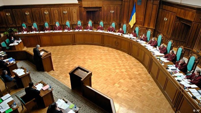 Конституційний суд, наплювавши на Основний закон, пішов на поводу в політичної доцільності, - думка