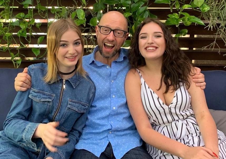Арсеній Яценюк показав своїх доньок та розповів, де працює дружина