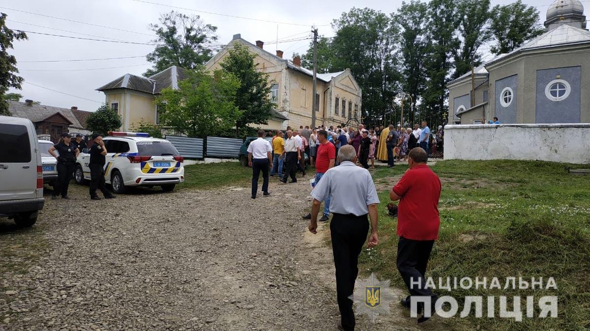 У селах Васловівці, Задубрівка і Товтри  відбуваються богослужіння представників різних релігійних громад, у селах Заволока та Михальча вирішують питання подальшого користування культовими спорудами 