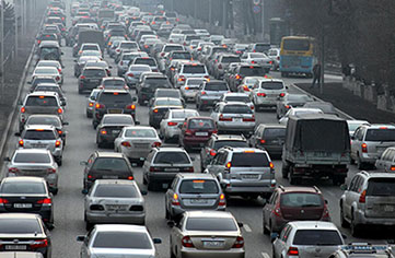 Автомобільні шини на розпечених вулицях: cпека перетворює життя городян на перебування в газовій камері