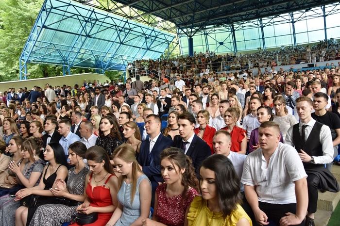 Цьогорічні випускники БДМУ отримали дипломи про вищу освіту