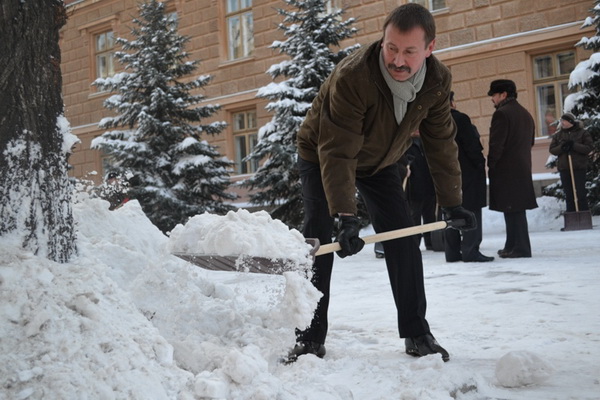 Нічого надзвичайного в тому, що взимку випав сніг віце-губернатор Буковини не бачить