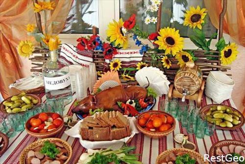 Якщо приймаємо, частуємо, то по нашому , по-українськи…