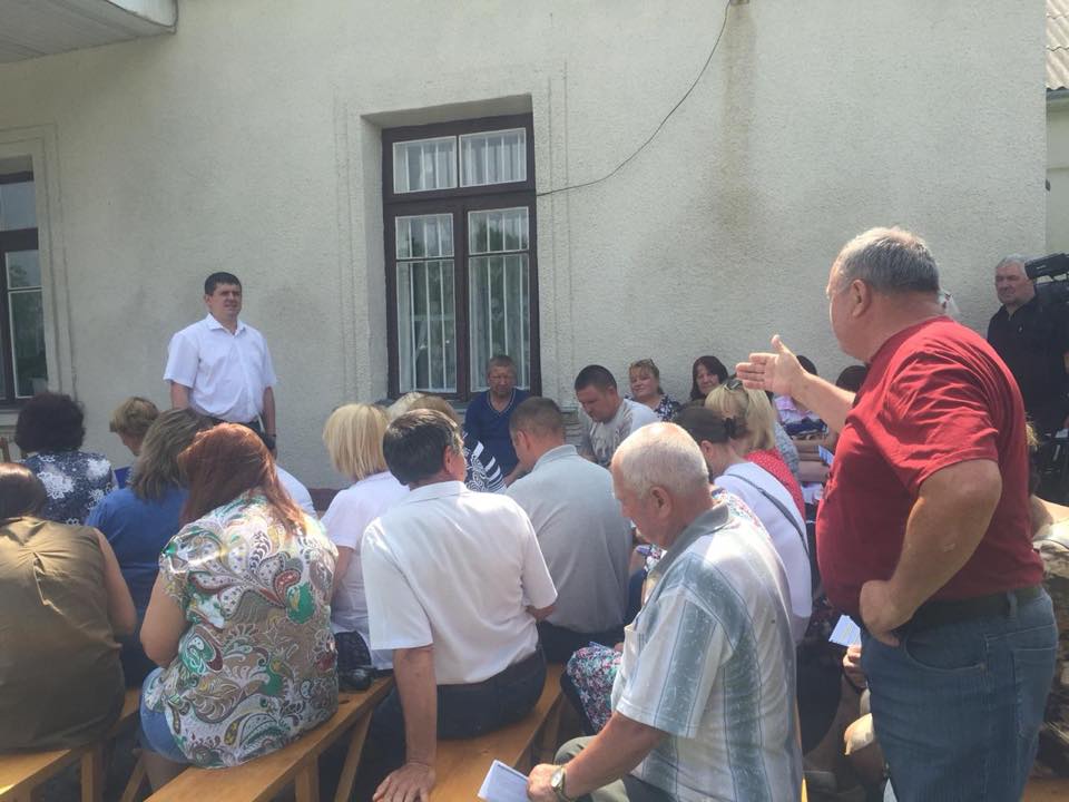 Виборці скаржаться Бурбаку на позицію кандидата Василя Козака щодо приєднання Кельменців до Сокирян