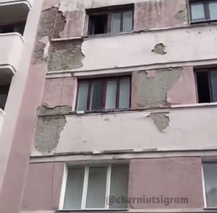 Чернівці продовжують валитися: шматки фасаду обвалилися на припарковані під будівлею автівки