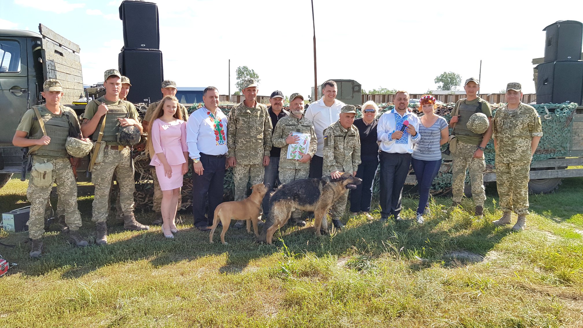 Небайдужі буковинці влаштували святковий концерт військовослужбовцям 10 гірсько-штурмової бригади