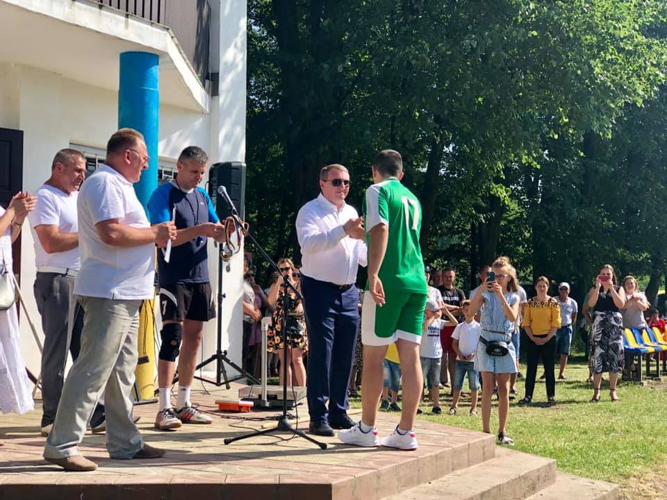 З грамотами, гарними побажаннями і звітами про зроблене для людей: Іван Рибак святкував День молоді в Іванківцях, Іспасі, Банилові, випускний у Вижницькій школі ім.Ю.Федьковича, ювілей славних Шипинців (+ВІДЕО)