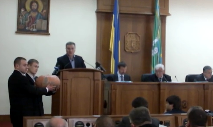 Горук хоче, щоб Гайничеру скликав позачергову сесію облради через негоду