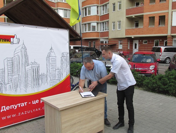 Кандидат у депутати Василь Зазуляк підписав угоду із мешканцями Чернівців, якою зобов'язався вирішувати їхні проблеми 