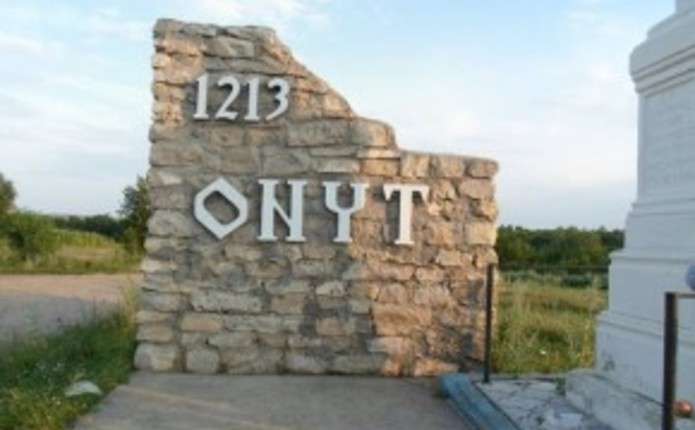 Онут на Буковині досі ділять цвинтарі і річка Чорний Потік, по якій пролягав державний кордон між Російською імперією та Австро-Угорщиною