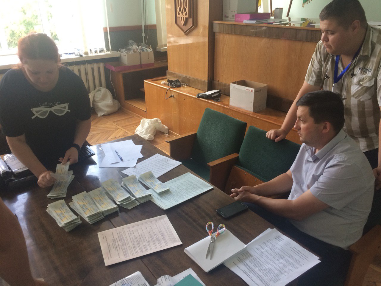 За переможця виборів в 204-му окрузі були враховані 23 бюлетені без печатки, 8 недійсних бюлетенів, 5 бюлетенів з позначкою за інших кандидатів