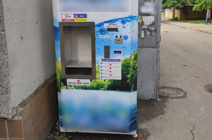 Апарати питної води у Чернівцях розміщені незаконно, а її якість неможливо перевірити 