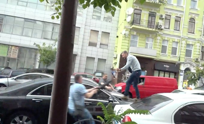 На машину Порошенка вистрибнув чоловік, зав'язалася бійка