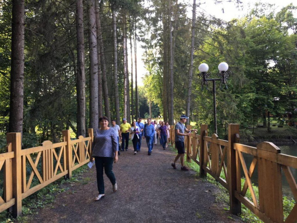 Зупинки, рекреаційні пункти та відповідальність: представники громад Чернівецької області переймали досвід Волинських щодо співпраці з державними лісгоспами