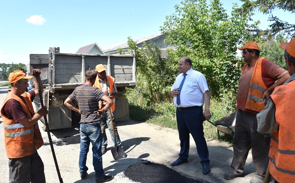 Іван Мунтян ознайомився з потребами Магальського дитячого будинку-інтернату і проконтролював ямковий ремонт дороги «Герца-Глибока»