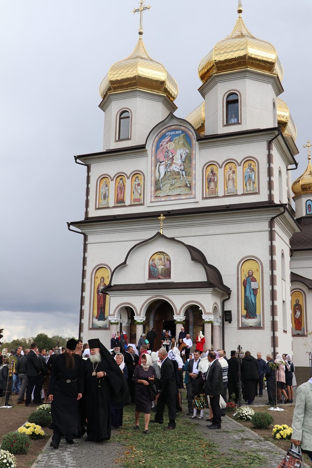«Гнана» церква: УПЦ МП спільно з румунськими монахами освятила новий храм на Глибоччині
