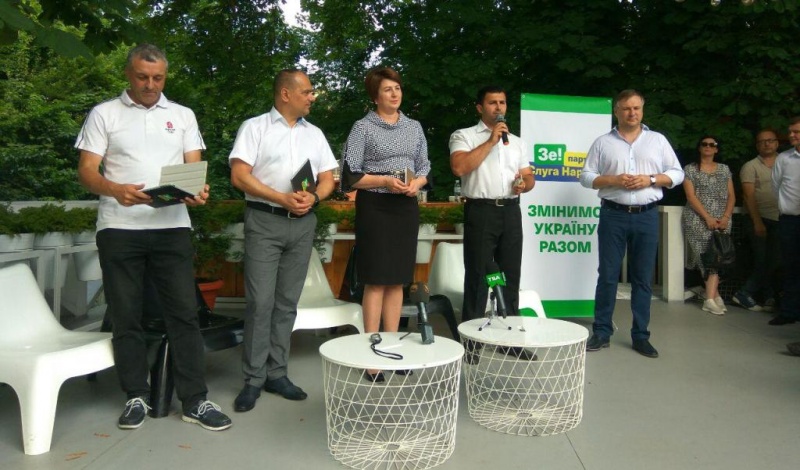 Журналіст: цікаво, що скажуть про особливий статус для Донбаса мажоритарники від «СН» на Буковині чи Хмельниччині?