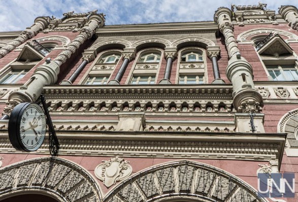 Курс гривні зміцнився більш ніж на 10%: у НБУ пояснили стрибки курсу 