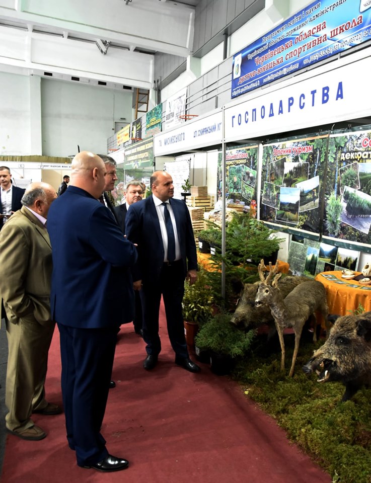 У виставках «Букдрев 2019» та «Вироблено в Єврорегіоні «Верхній Прут», які відкрилися у Чернівцях, беруть участь майже шість десятків фірм та підприємців