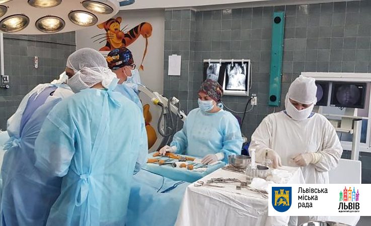 Польські лікарі-ортопеди прооперували у Львові дитину з Чернівців 