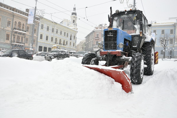 Водіїв попередили про загрозу падіння снігу з дахів чернівецьких будинків на припарковані біля них автомобілі