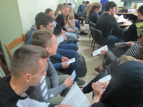 Чернівецьким школярам у бібліотеці розповіли про шкоду алкоголізму