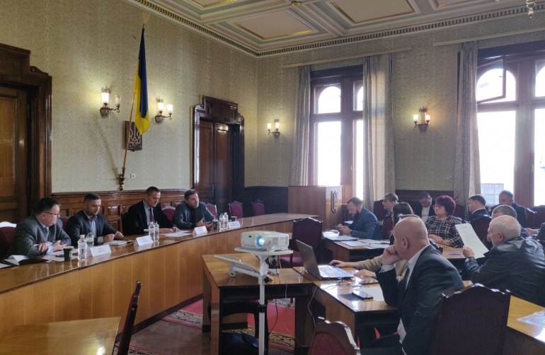 Три райони замість одинадцяти: у 'будинку з левами' обговорили імовірний новий варіант районного поділу Чернівецької області