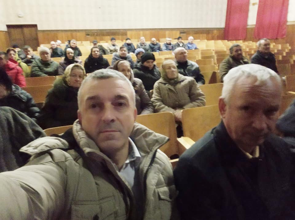 Жителі села Мольниця не вірять, що земля, яку відрізали від їхнього пасовища, потрапить до учасників АТО  