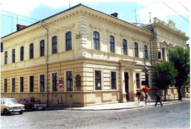 У Чернівцях на території  школи  покінчив життя самогубством двірник: навчальний процес  призупинено