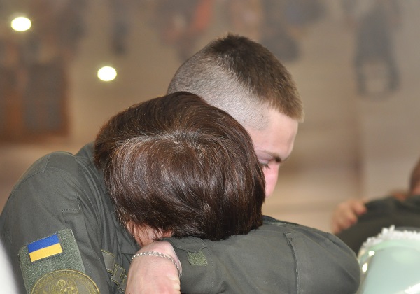 Військовослужбовці, які проходять строкову службу, зустрілися із матерями та рідними у Великому Кучурові 