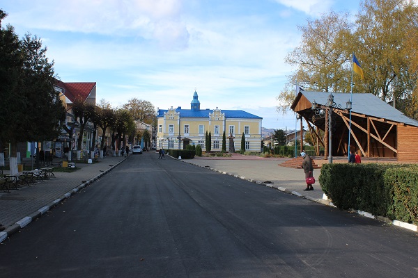 У Вижницькій ОТГ за кошти субвенції поремотували 'візитну картку' міста, купили грейдер і сміттєвоз та зробили ще чимало корисних справ для людей