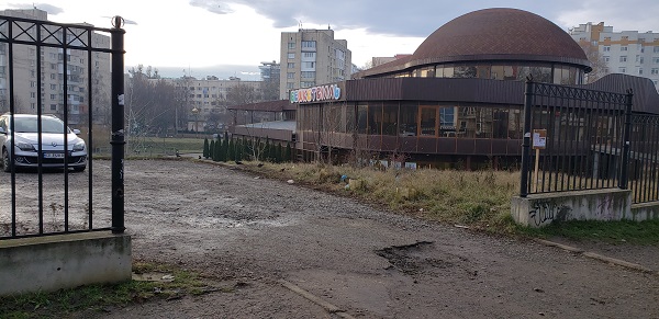 Підозрілі хлопці спортивної статури зламали огорожу, яку адміністрація парку 'Жовтневий' встановила на незаконній парковці