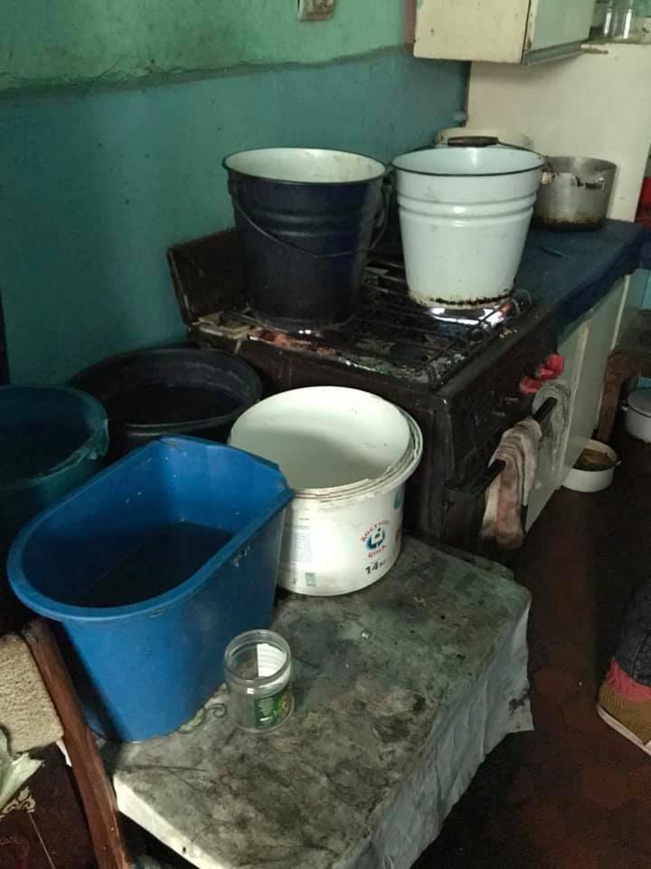 Воду набирають у туалеті: волонтер показала страшні фото гуртожитку в Чернівцях
