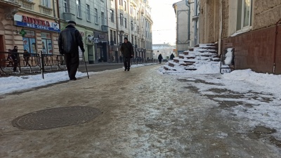 Комунальники і міська влада святкують: тротуари у Чернівцях – небезпечні для життя