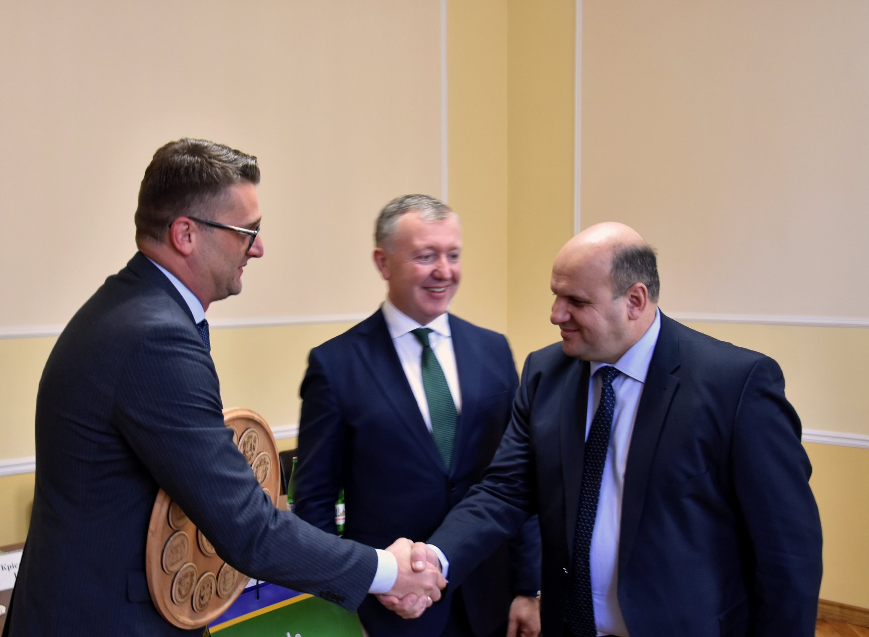 Від посла Румунії Іван Мунтян сподівається нового імпульсу для розвитку українсько-румунської співпраці, а від Осачука, що він доведе напрацьоване до кінця 