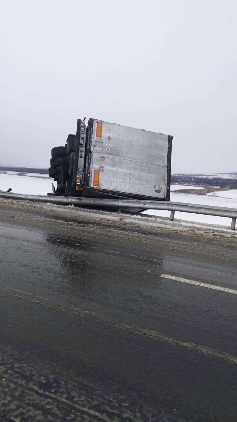 У Припрутті водій-іноземець не впорався з керуванням і перекинув свою вантажівку