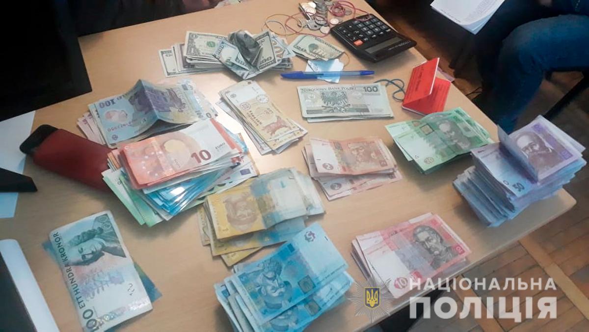 На Буковині за день викрили вісім випадків незаконного обігу валюти 