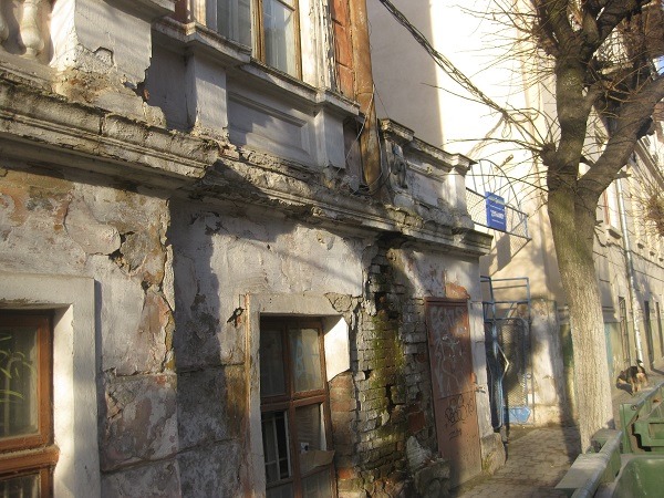 Приміщення клубу «Динамо» на вулиці Українській, 42, яке є не просто частиною історичної спадщини Чернівців, а справжнім архітектурним шедевром, ось-ось завалиться