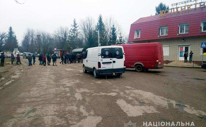 На Хотинщині місцеві жителі перекривали дорогу через об’єднання громад