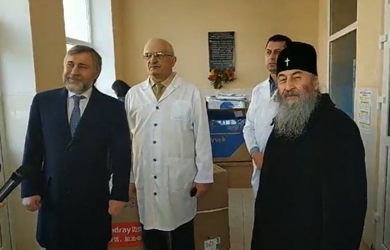 'Скажіть 'Дякую!' та йдіть собі з Богом!': Новинський та митрополит Онуфрій без масок посперечались із журналісткою в Чернівцях