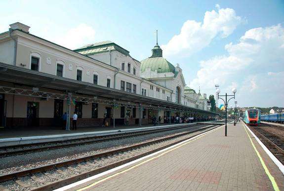 Добрива для приватного підприємства та вагони піску для КП «Чернівціводоканал»: під час карантину  станція Чернівці забезпечує потреби своїх клієнтів
