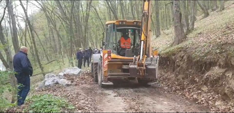 У Чернівецькій області десяток людей намагались на тракторі прорватися до закритого на час карантину лісу