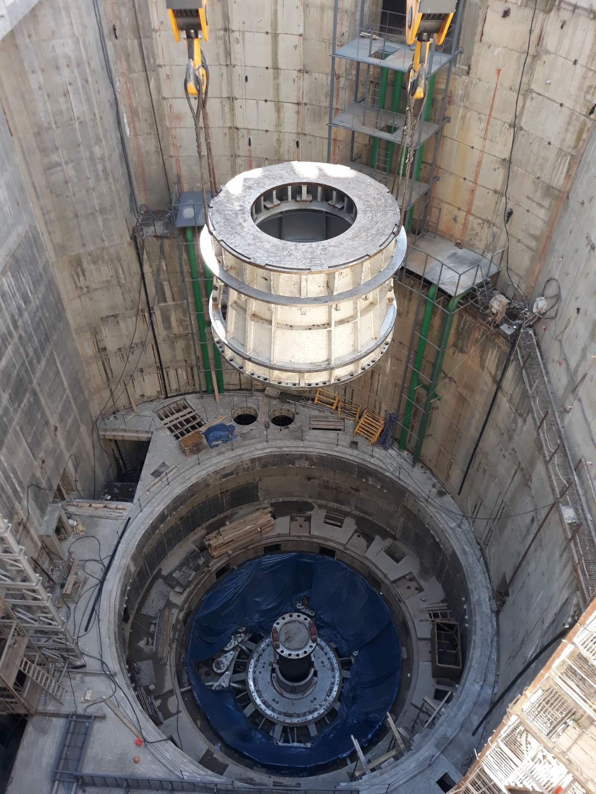 На Дністровській ГАЕС змонтували опору підп'ятника вагою 85 т і діаметром майже 6 метрів