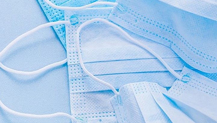 На Буковині УПЦ передала лікарям і парафіянам 20 тисяч захисних масок 